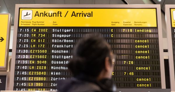 Foto: Un panel informativo muestra los vuelos cancelados en el aeropuerto de Tegel en Berlín (Alemania) durante el paro parcial del personal de seguridad. (EFE)