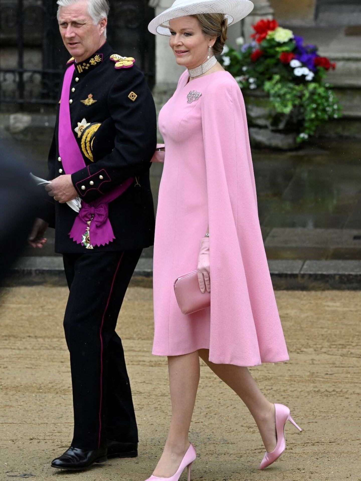 La chaqueta sahariana que llevaba tu abuelo para parecerse al Príncipe  Carlos en The Crown es la más moderna en 2021