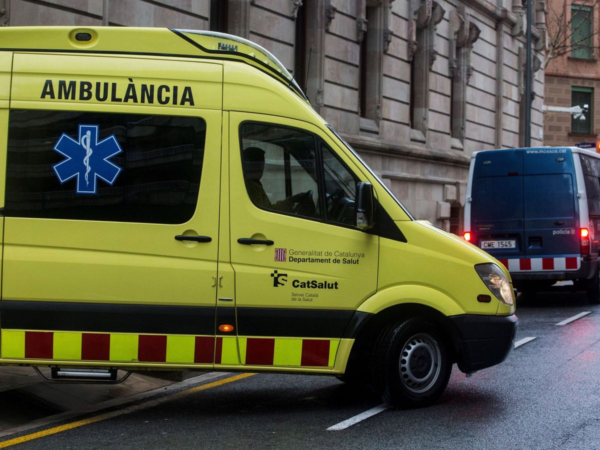 Foto: Imagen de archivo de una ambulancia en Cataluña. (EFE/Toni Albir)