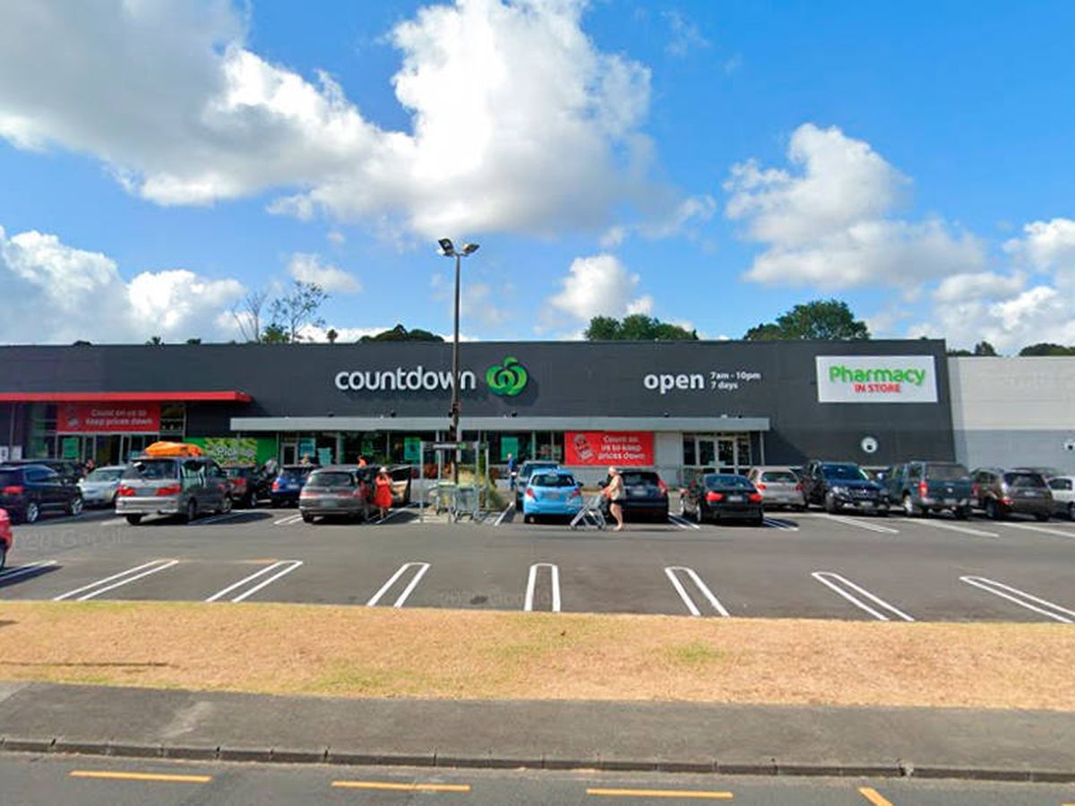 Foto: El supermercado Countdown de Browns Bay que cerrará porque dos clientes positivos compraron en él (Foto: Google Maps)