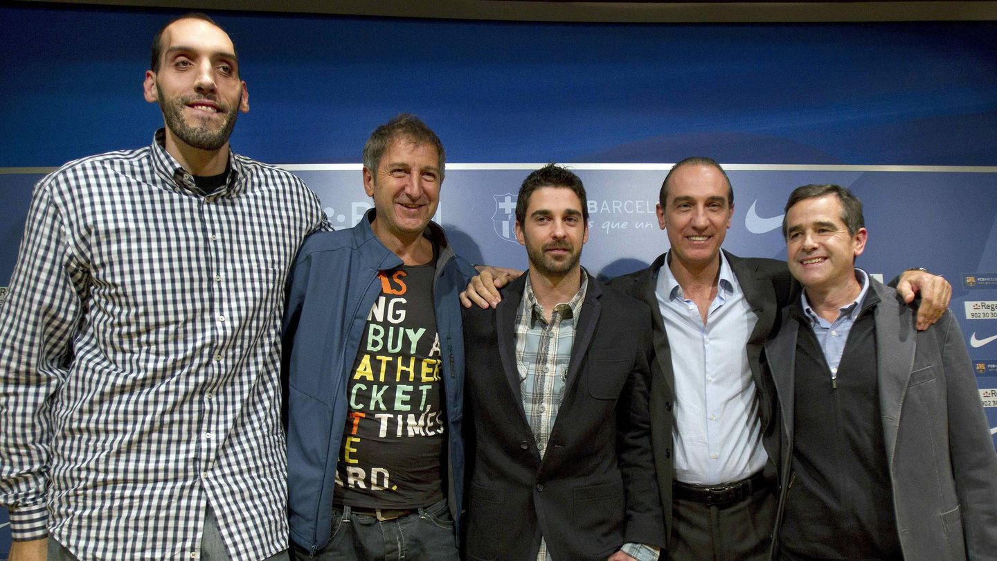De izquierda a derecha, Roberto Dueñas, Andrés Jiménez, Juan Antonio San Epifanio 'Epi' y Nacho Solozabal celebran la última renovación de Juan Carlos Navarro por el Barcelona. (Efe)