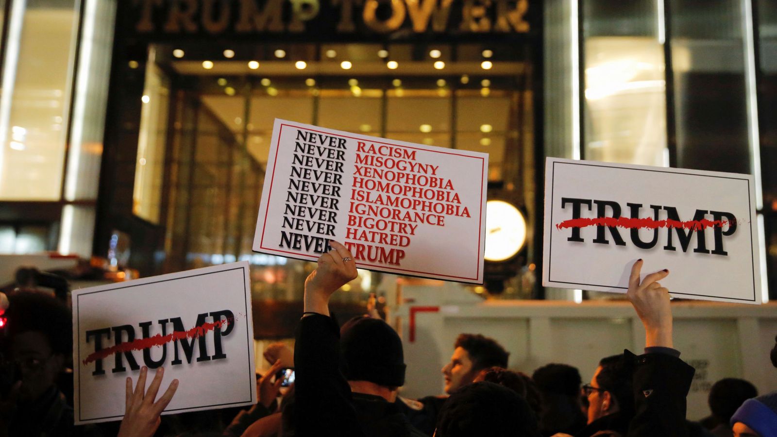 Foto: Manifestantes frente a la Torre Trump en Nueva York, el 9 de noviembre de 2016 (Reuters)