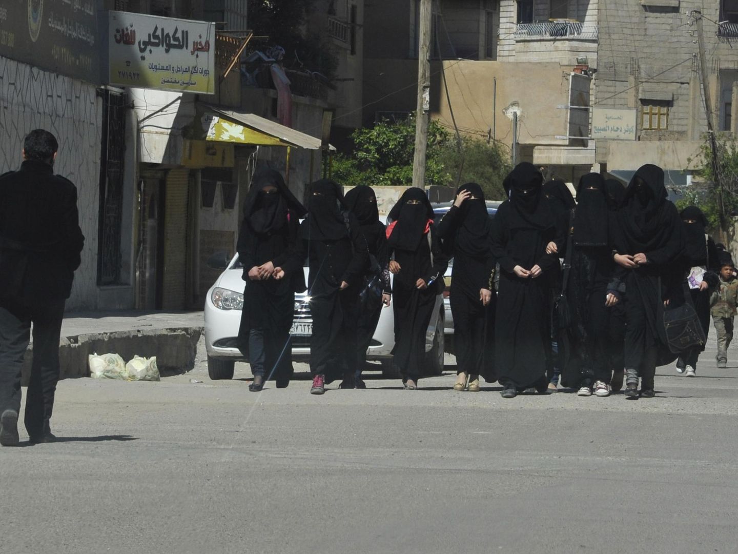 Estudiantes con niqab caminan por Raqqa, en Siria, capital del Estado Islámico (Reuters).