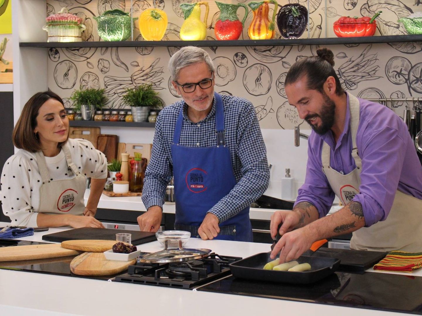  Mikel, cocinando con Javier Peña y Tamara Falcó. (TVE)