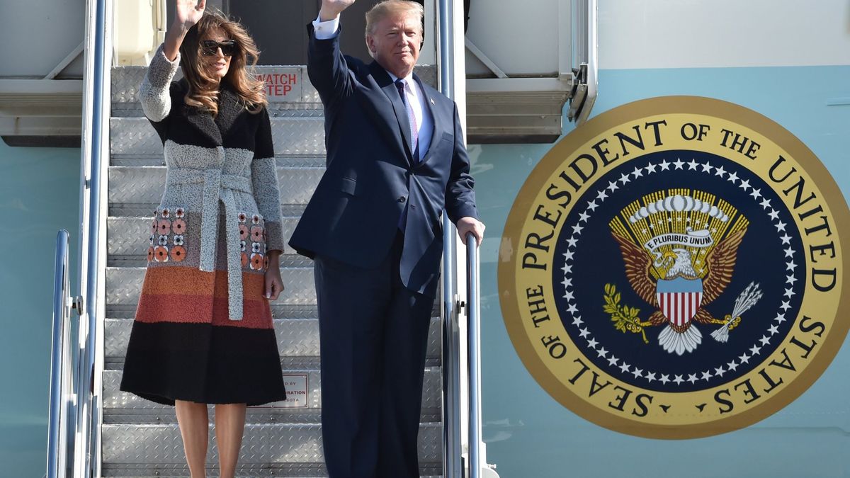 Melania Trump aterriza en Japón con un abrigo valorado en más de 4.000 euros
