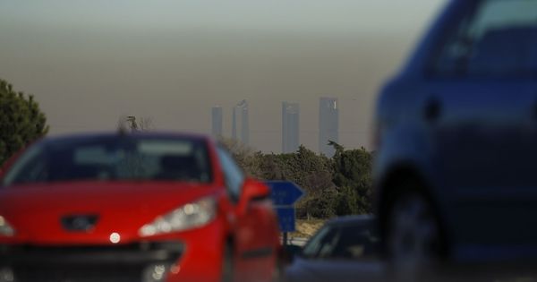 Foto:  Vista de las Cuatro Torres de Madrid con la boina de contaminación el pasado año. (EFE)