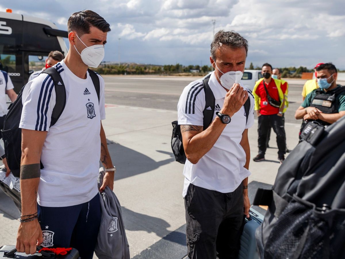 Foto: Luis Enrique y Álvaro Morata, durante su viaje a Sevilla este viernes. (EFE)