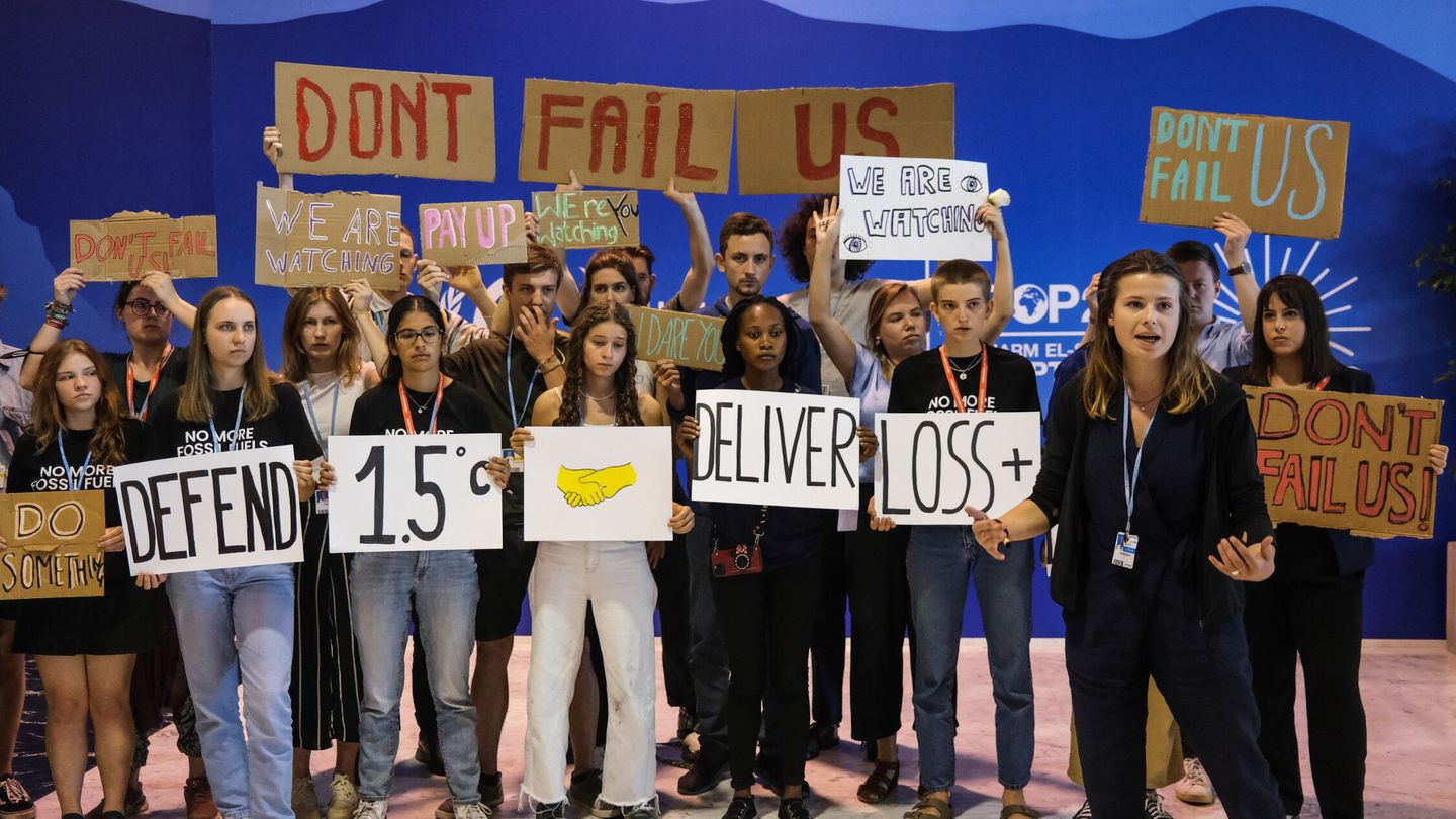 Jóvenes activistas defendiendo el objetivo de los 1,5 grados en la COP27. (EFE/S.Suna)