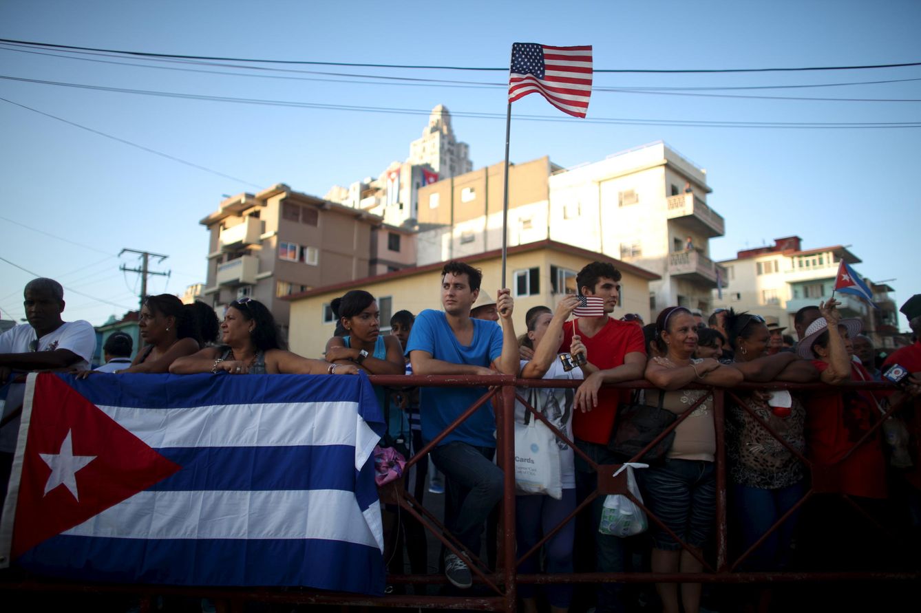 Un cubano sostiene una bandera estadounidense durante un desfile cerca de la Embajada de EEUU en La Habana (Reuters).