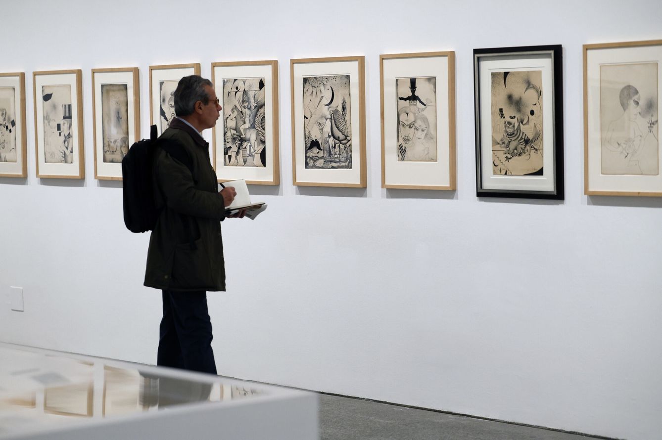 Vista de una de las salas de la exposición 'Antonio Tàpies. La práctica del arte', en el Museo Nacional Centro de Arte Reina Sofía.  EFE / Chema Moya
