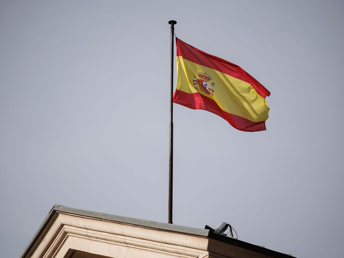 Foto: Imagen de la bandera de España sobre el Senado. (Europa Press/Alejandro Martínez Vélez)