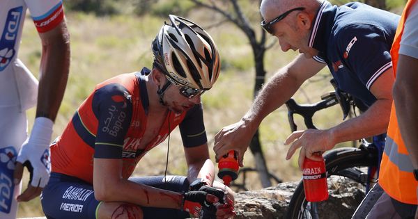 Foto: Javi Moreno, al retirarse de la Vuelta tras su caída en la segunda etapa. (EFE)