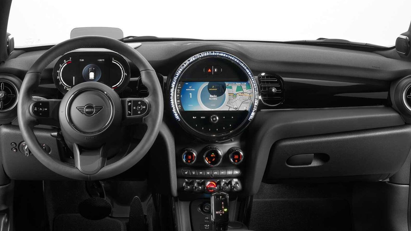 El nuevo interior mantiene en lineas generales la estética pero aporta el cuadro de instrumentos del Cooper SE. 