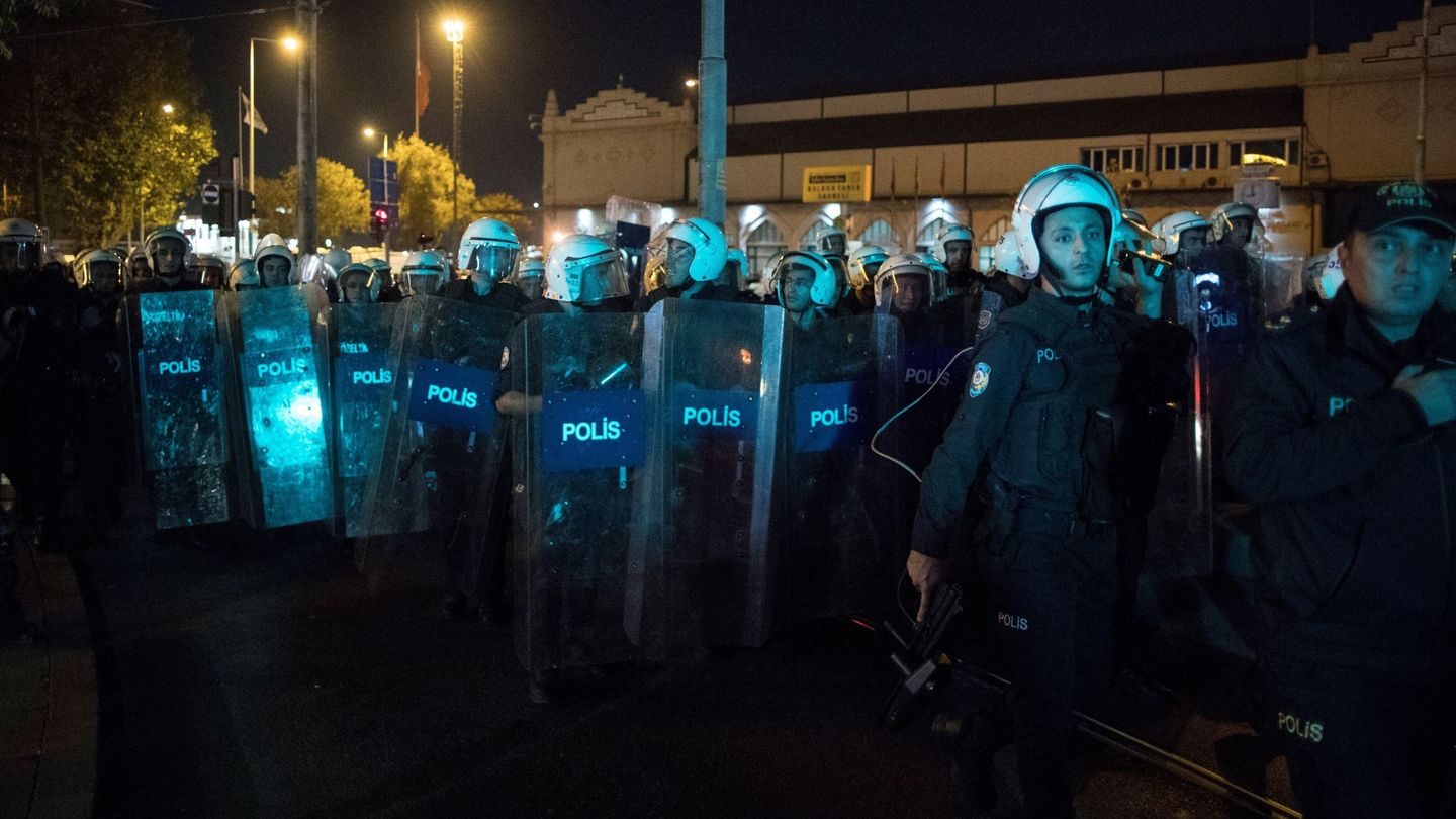 Policías en una protesta kurda contra los ataques turcos. (EFE)