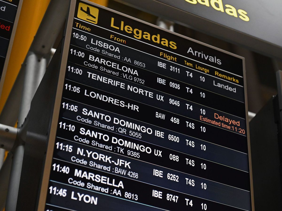 Foto: Panel de llegadas del Aeropuerto Adolfo Suárez Madrid Barajas. (EFE) 