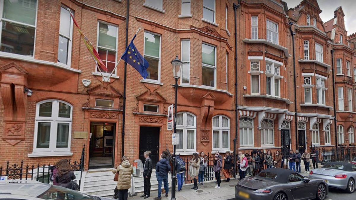 Atrapados en el Brexit: los universitarios británicos colapsan el consulado español