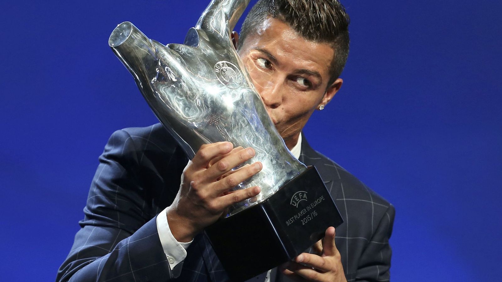 Foto: Cristiano Ronaldo besa el trofeo que le acredita como Mejor Jugador de Europa (Reuters)