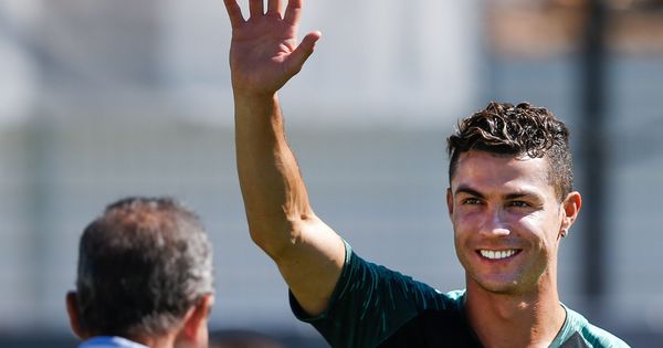 Foto: Cristiano Ronaldo, sonriente, durante un entrenamiento con la Selección de Portugal para jugar la Liga de las Naciones. (Efe)