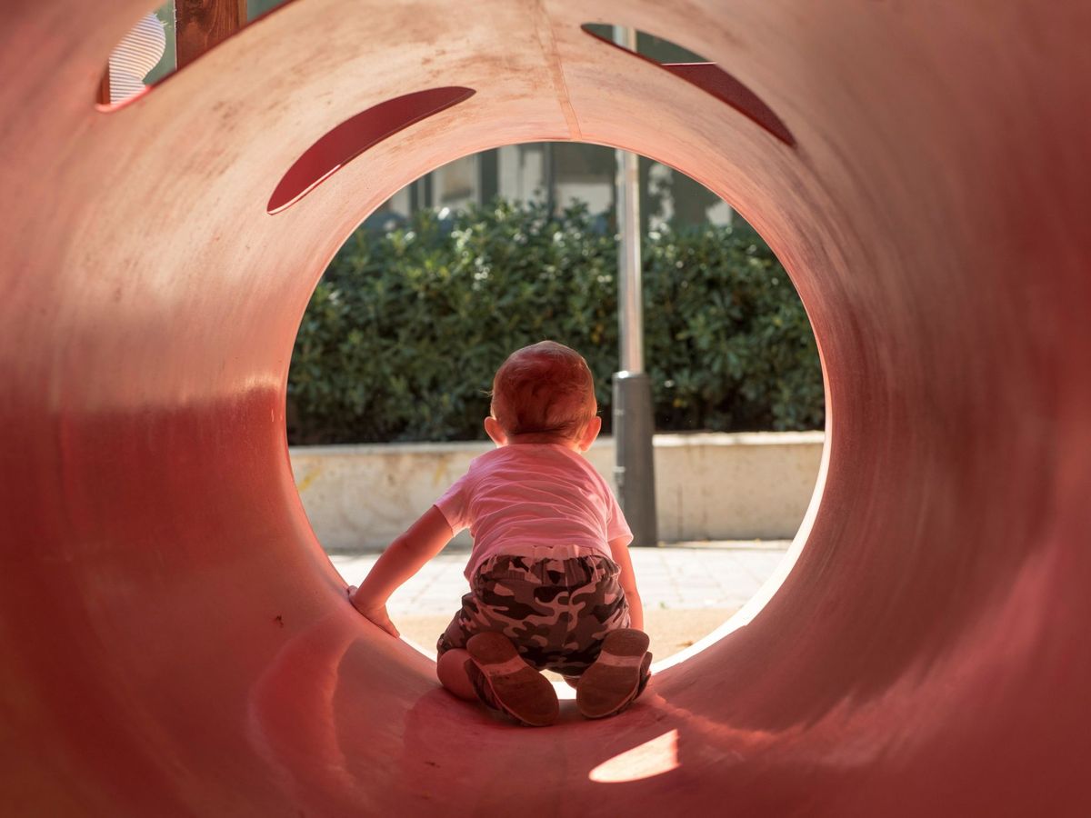 Foto: Un niño juega en un parque infantil. (EFE/Atienza)