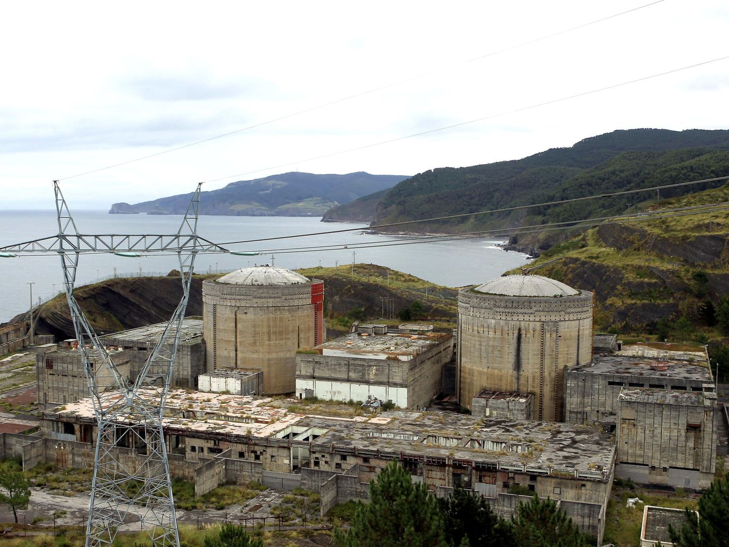 Imagen de la central nuclear de Lemóniz. (EFE)