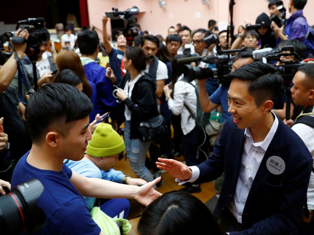 Foto: El candidato local Kelvin Lam celebra con sus partidarios la victoria en su distrito de Hong Kong. (Reuters)