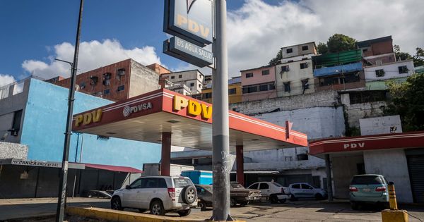 Foto: Vista de una estación de servicio de la estatal Petróleos de Venezuela fuera de servicio. (EFE)