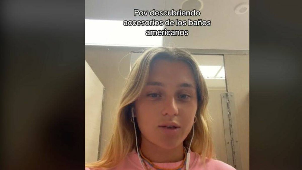 Una chica que vive fuera de España alucina con lo que se encuentra en un baño de Hawaii