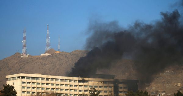 Foto: El hotel Intercontinental de Kabul, durante el ataque. (Reuters)