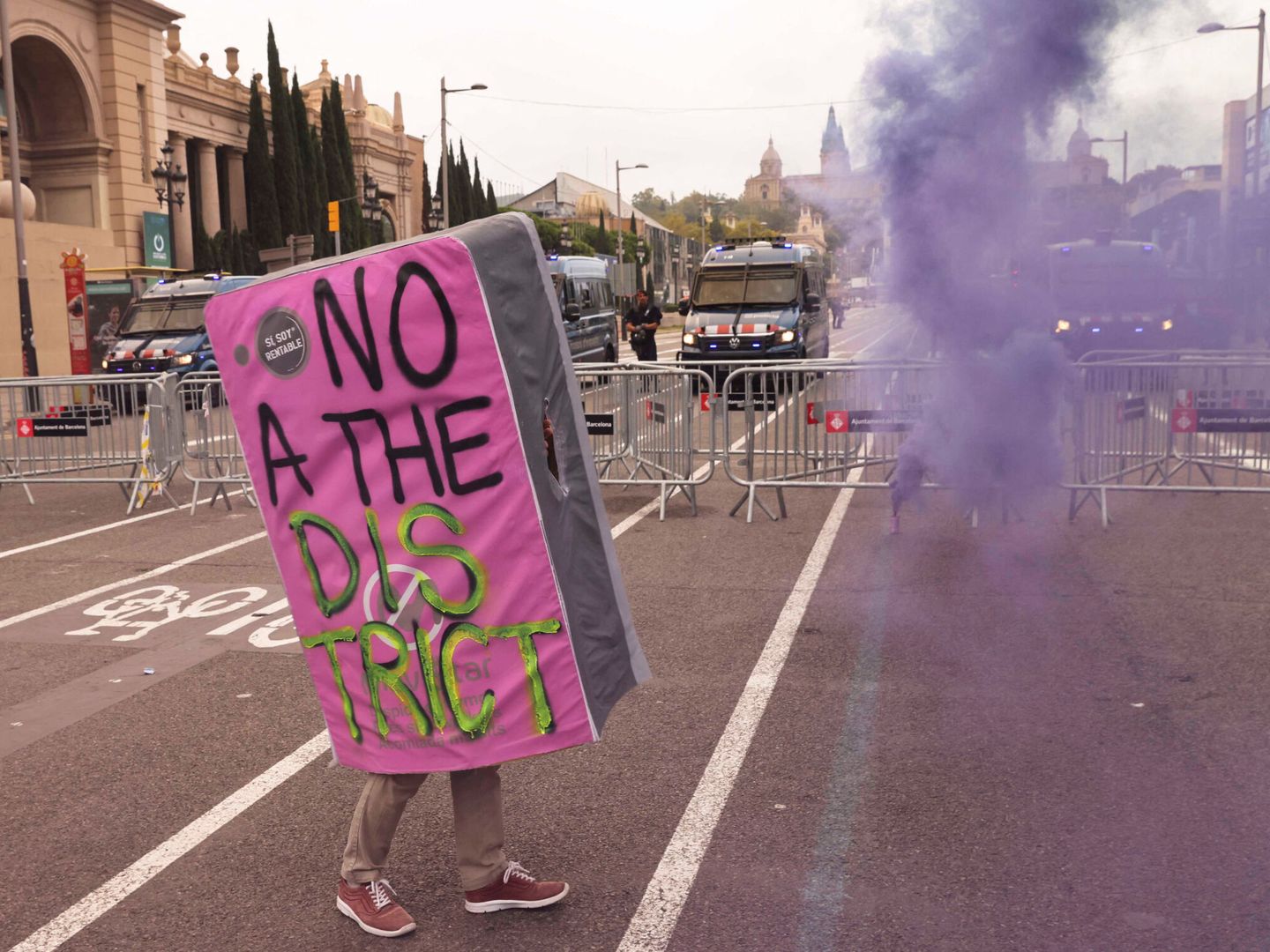 Un activista protesta fuera de The District este miércoles en Barcelona. (Reuters/Nacho Doce)