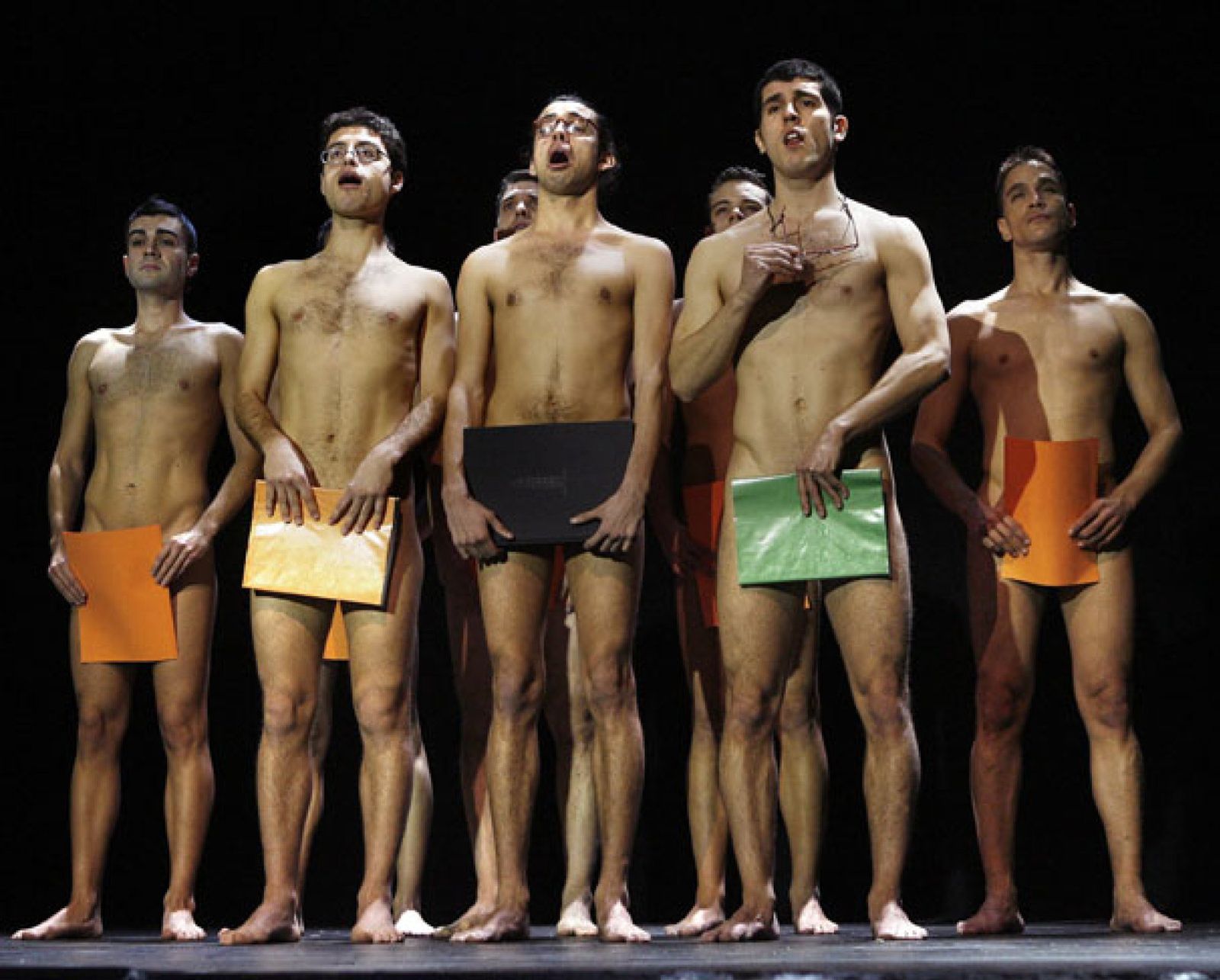 Foto: Ocho actores desnudos traen a la cartelera española el musical que es...