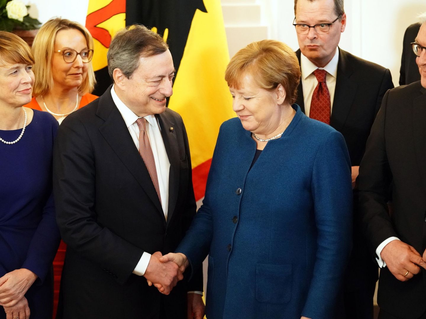 Draghi estrecha la mano de Angela Merkel, canciller alemana. (Reuters)