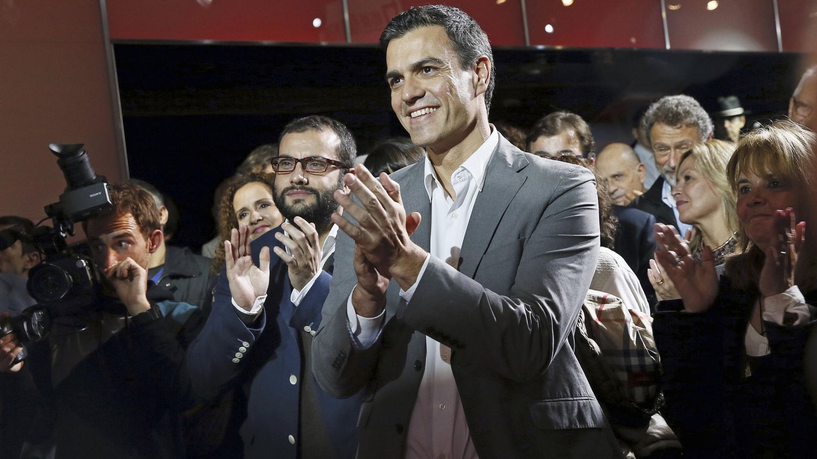 Foto: Pedro Sánchez, junto con el secretario de Cultura y Movimientos Sociales del PSOE, Ibán García del Blanco, este 3 de noviembre en la sala Truss del Palacio de los Deportes de Madrid. (EFE)