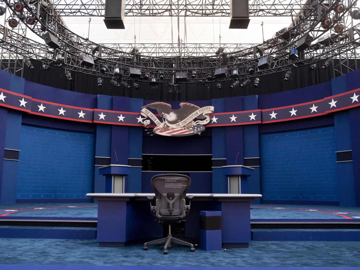 Foto: El set vacío del debate en Cleveland, EEUU, entre Joe Biden y Donald Trump. (EFE)