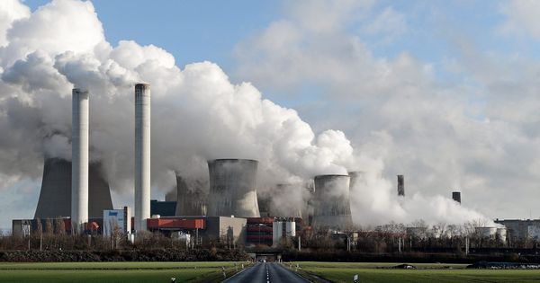 Foto: Chimeneas expulsando vapor en una planta energética de carbón. (EFE)