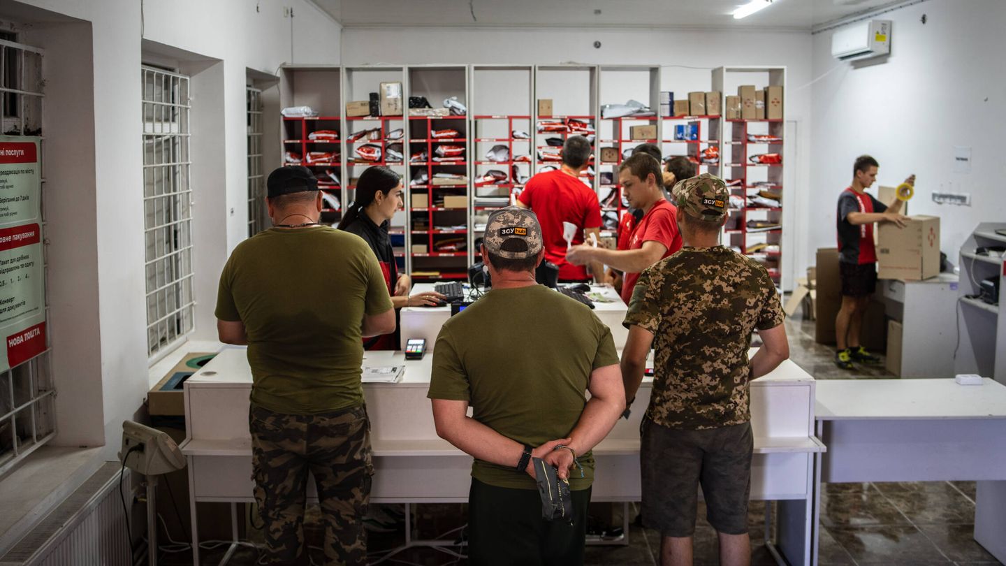 Militares esperando a recoger sus paquetes en una oficina de Novaposhta en algún lugar del frente del este de Ucrania (Fermín Torrano)