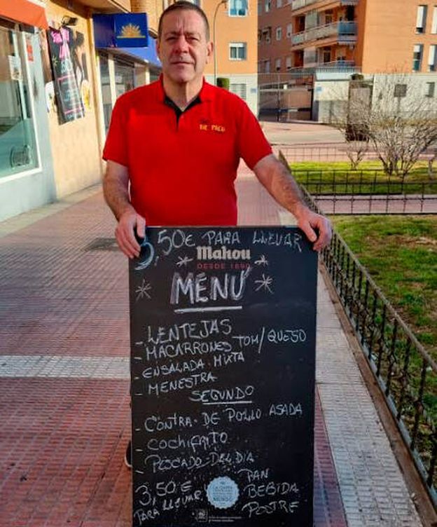 Foto: Francisco Porrero, en la puerta de su restaurante, con el menú del día. (Bar Paco)