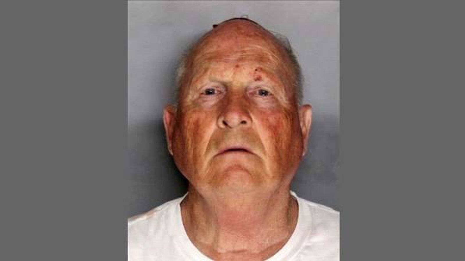 Foto: Joseph James DeAngelo, conocido como 'el asesino de Golden State', tras ser detenido en Sacramento. (EFE)