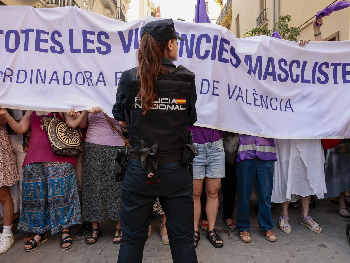Foto: Protesta coordinadora feminista ante las Cortes valencianas. (EFE/Ana Escobar)