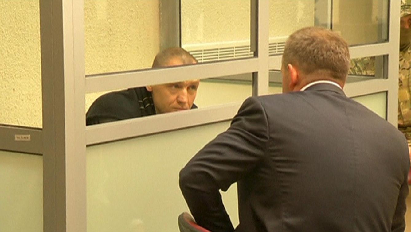 El agente estonio Eston Kohver habla con un abogado durante una vista en Pskov, Rusia (Reuters).