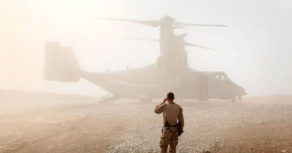 Foto: Un marine de EEUU observa un helicóptero estadounidense en la Base Shukvani, en Afganistán. (Reuters) 