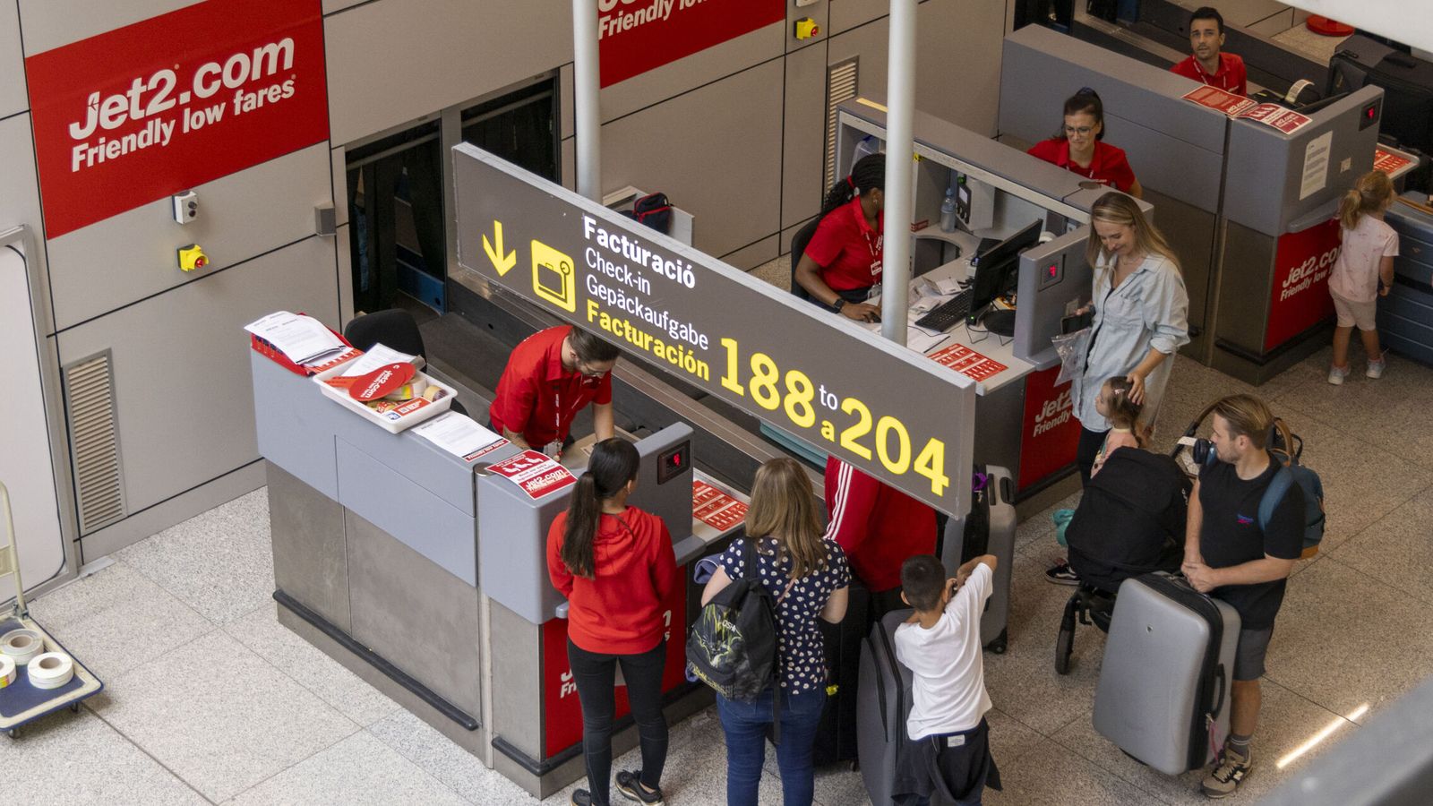 Intervienen 63.900 euros ocultos en el equipaje a dos pasajeros en el aeropuerto de Palma