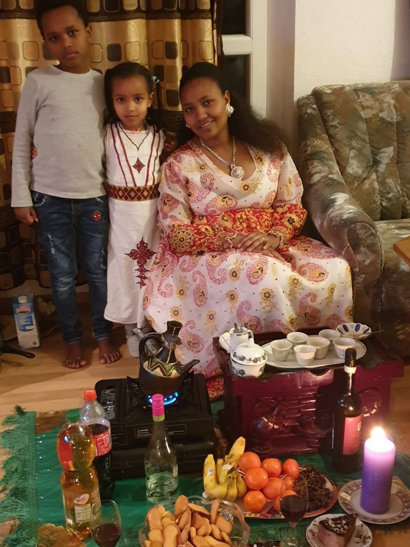 Lameck, Libyana y Fiory, celebrando las navidades ortodoxas en Alemania. (Cedida por la familia)