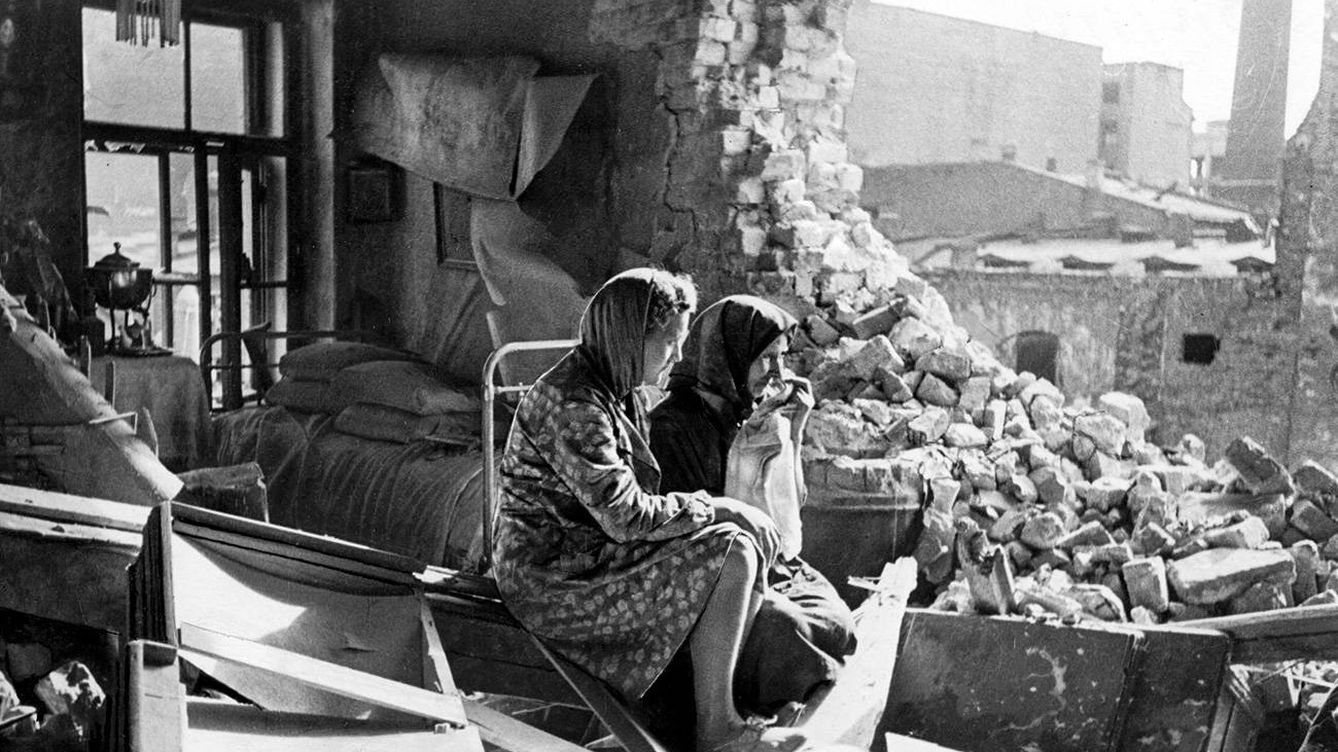 Foto: Dos mujeres entre los escombros durante el Sitio de Leningrado en 1941-1942 (Debate)