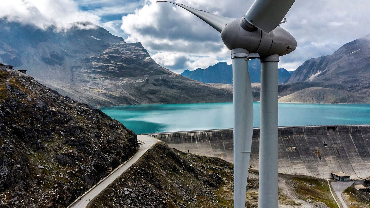 Imagen del parque eólico más elevado de Europa en Griessee, en los Alpes suizos, Valais. (EFE)