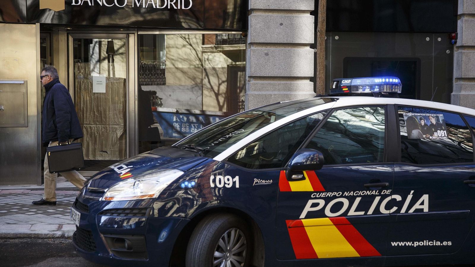 Foto: Un coche de policía frente a la sede del Banco de Madrid. (Reuters)