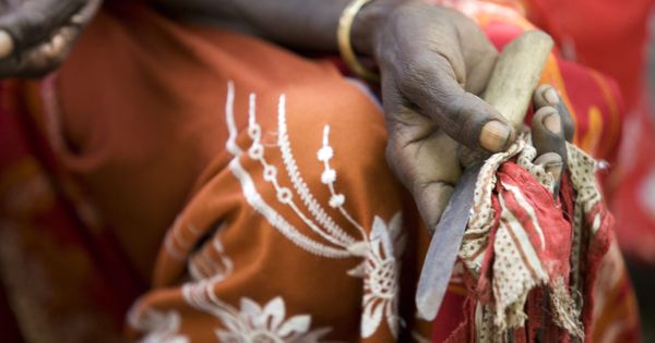 Foto: Herramienta utilizada para realizar la mutilación por una practicante. (Unicef)