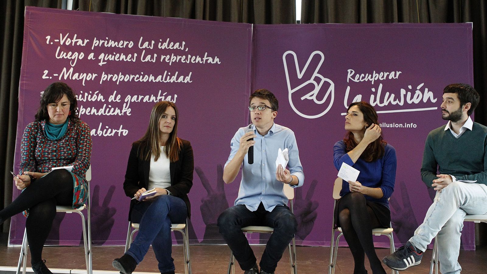 Foto: El número dos de Podemos Íñigo Errejón, durante la presentación del proyecto "recuperar la ilusión", junto a varios dirigentes afines. (EFE)