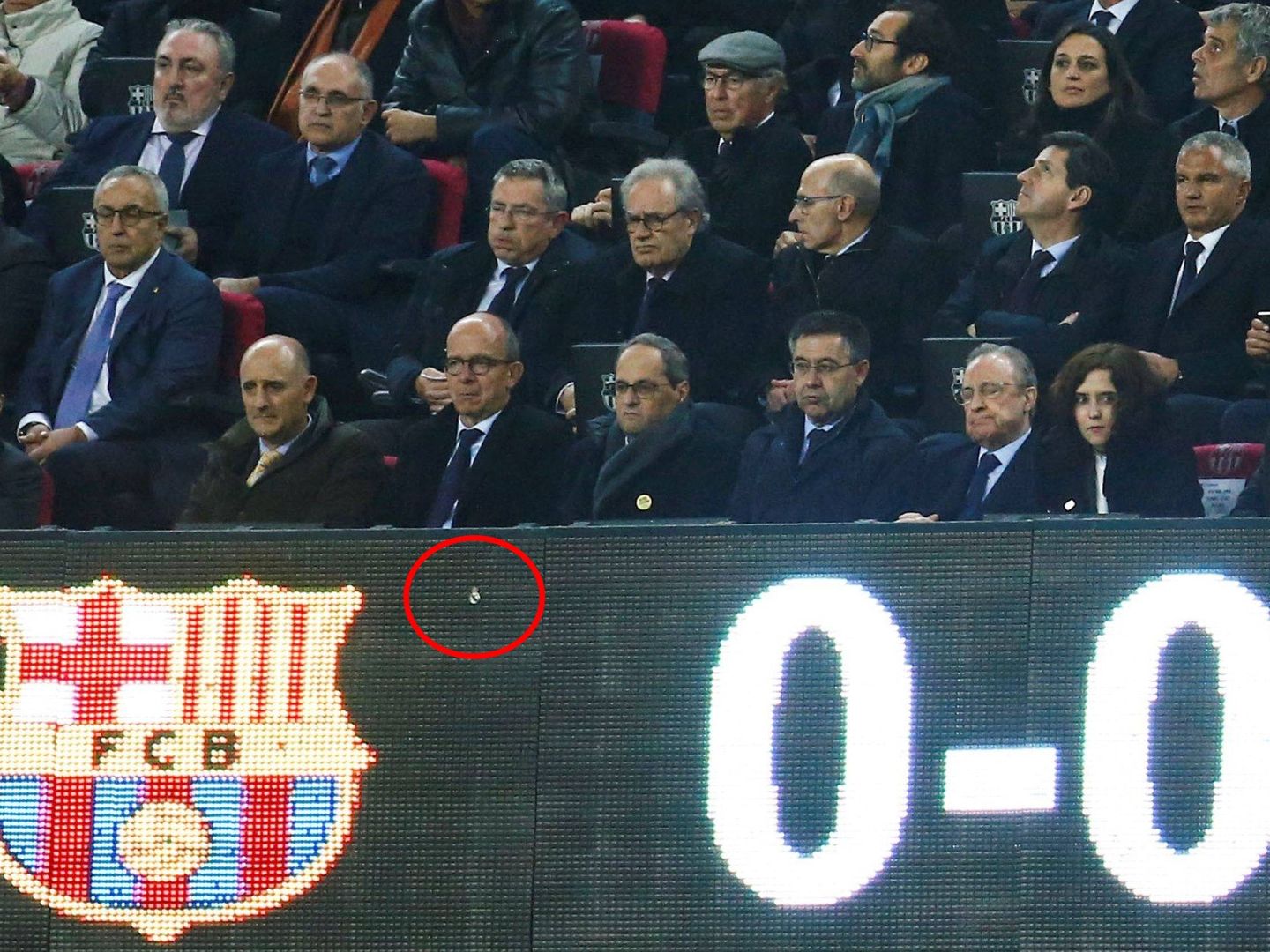 El escudo del Real Madrid en el marcador del Camp Nou durante el Clásico jugado el 18 de diciembre de 2019. (EFE)