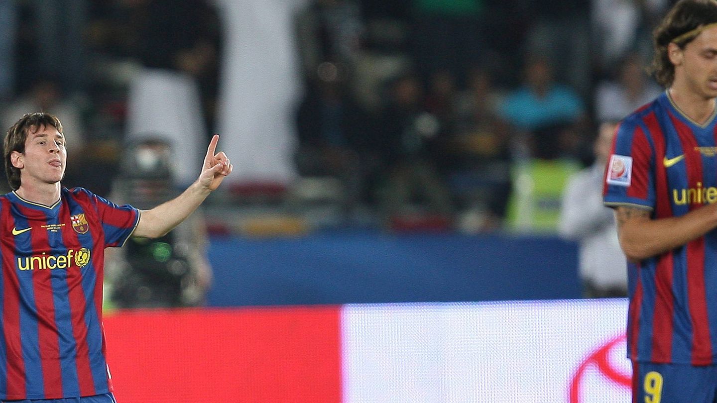Messi celebra un gol ante el aplauso de Ibrahimovic