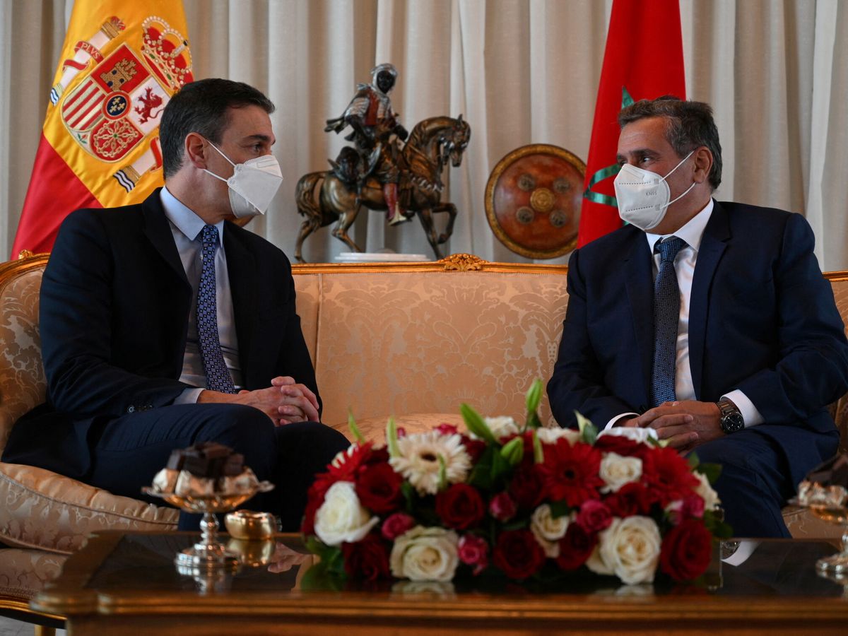 Foto: Pedro Sánchez se reúne con el primer ministro de Marruecos, Aziz Akhannouch. (Reuters/Moncloa)
